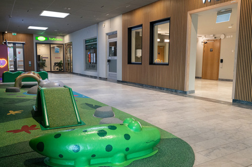 Vy över lekyta och gästtoaletter Skogås centrum